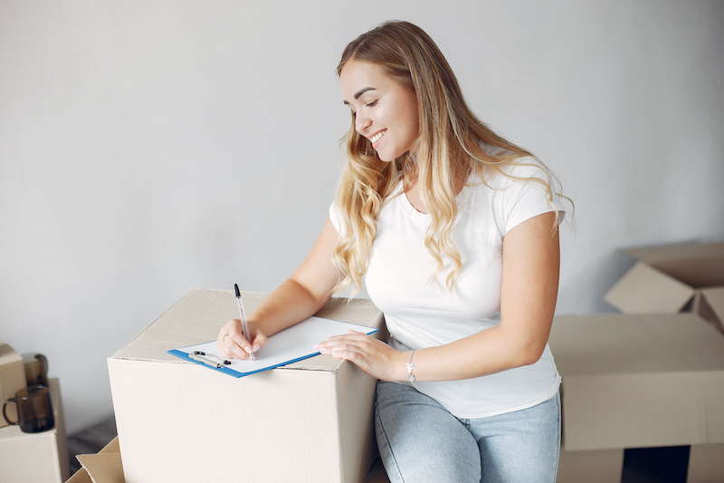 Kvinna som planerar inför flytt